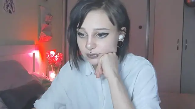 Snapshot of SineKiraReal chatting on 11/27/25, 01:13 SineKiraReal online show from 11/27/25, 01:13