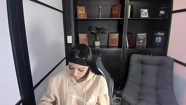 Snapshot of IvonnePrince_ chatting on 09/12/25, 12:49 IvonnePrince online show from 09/12/25, 12:49
