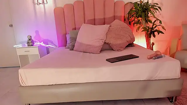 raven black  online show from 10/10/25, 02:05