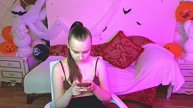 Kelly Cartier online show from 10/24/25, 12:12