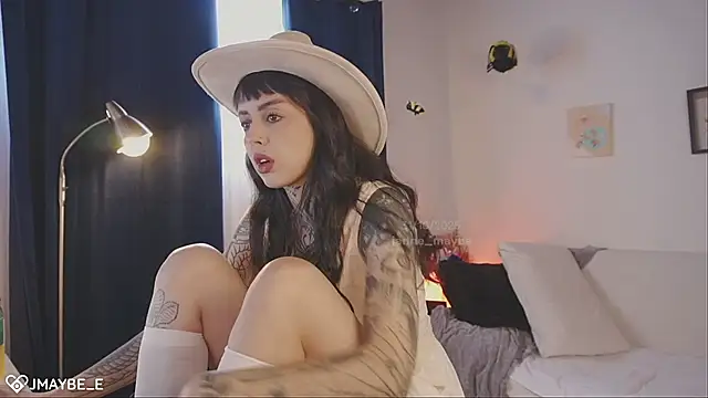 Snapshot of janne_maybe chatting on 10/31/25, 03:24 janne maybe online show from 10/31/25, 03:24