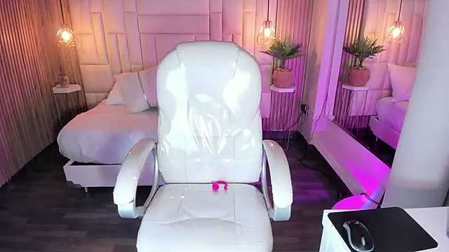 Snapshot of DulceGreem chatting on 10/20/25, 11:54 DulceGreem online show from 10/20/25, 11:54