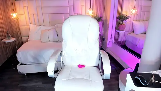 Snapshot of DulceGreem chatting on 10/21/25, 11:44 DulceGreem online show from 10/21/25, 11:44