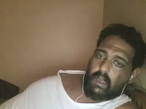 Snapshot of elpoop7305 chatting on 10/27/25, 02:10 elpoop7305 online show from 10/27/25, 02:10