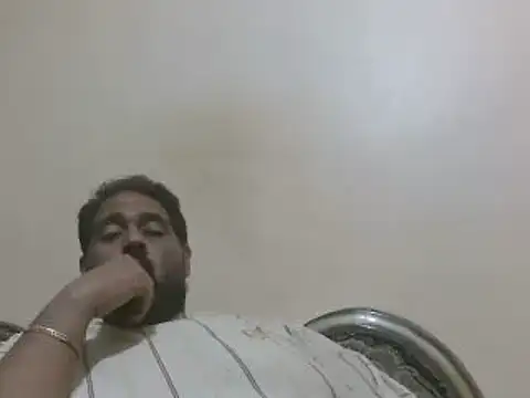 Snapshot of elpoop7305 chatting on 11/18/25, 11:37 elpoop7305 online show from 11/18/25, 11:37