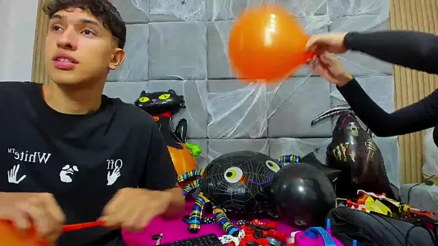 Snapshot of ChanellandMax chatting on 10/22/25, 01:11 ChanellandMax online show from 10/22/25, 01:11