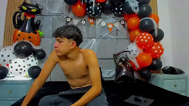 Snapshot of ChanellandMax chatting on 10/30/25, 01:12 ChanellandMax online show from 10/30/25, 01:12