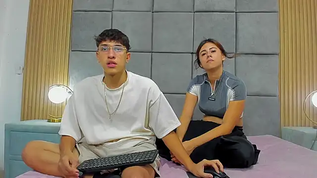 Snapshot of ChanellandMax chatting on 11/19/25, 07:25 ChanellandMax online show from 11/19/25, 07:25