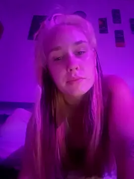 Snapshot of ft1glo chatting on 09/25/25, 01:20 ft1glo online show from 09/25/25, 01:20