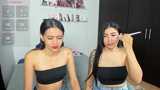 Snapshot of marianaandvalen chatting on 11/12/25, 11:21 marianaandvalen online show from 11/12/25, 11:21