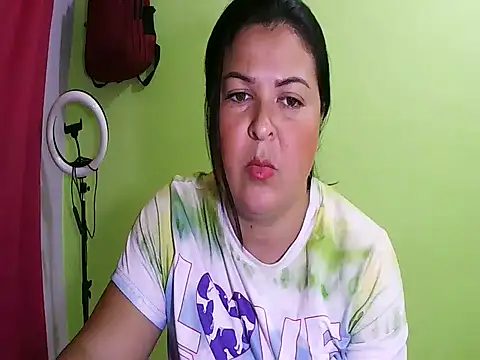 Snapshot of anapaulaa chatting on 10/17/25, 06:43 anapaulaa online show from 10/17/25, 06:43