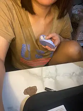 Snapshot of QuinRheana chatting on 11/20/25, 06:40 QuinRheana online show from 11/20/25, 06:40