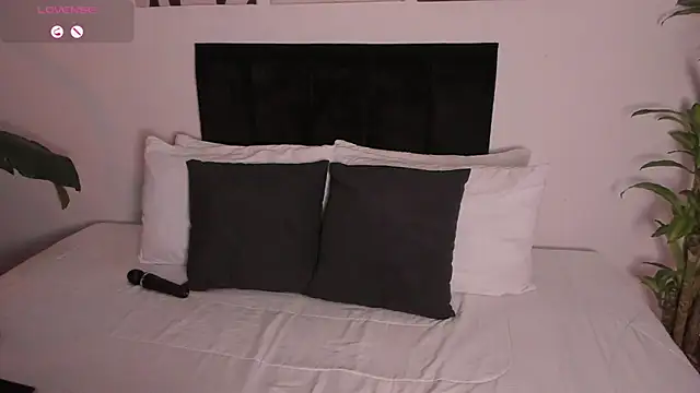 Snapshot of izzyvega__ chatting on 10/14/25, 11:49 izzyvega online show from 10/14/25, 11:49