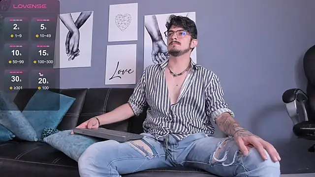 AaronFuentes7 online show from 10/03/25, 06:27