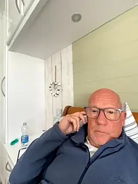 Snapshot of philefc chatting on 09/23/25, 09:01 philefc online show from 09/23/25, 09:01