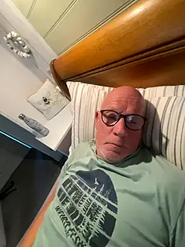 Snapshot of philefc chatting on 10/21/25, 08:15 philefc online show from 10/21/25, 08:15