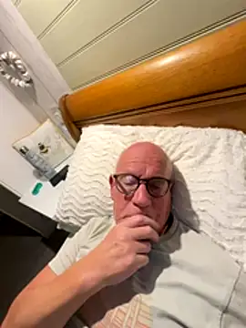 Snapshot of philefc chatting on 10/27/25, 09:08 philefc online show from 10/27/25, 09:08