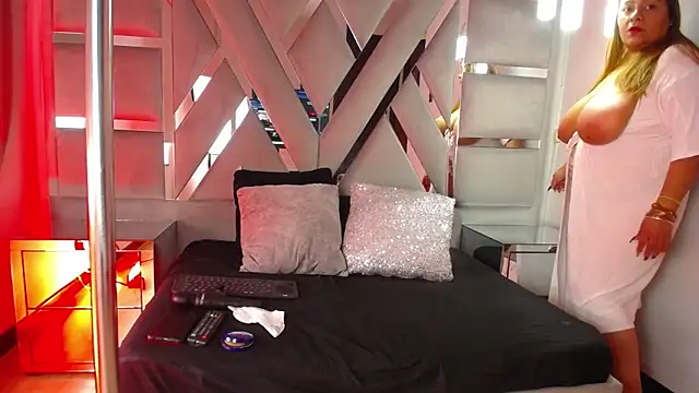 Snapshot of MonzerratBoyer chatting on 10/06/25, 06:38 MonzerratBoyer online show from 10/06/25, 06:38