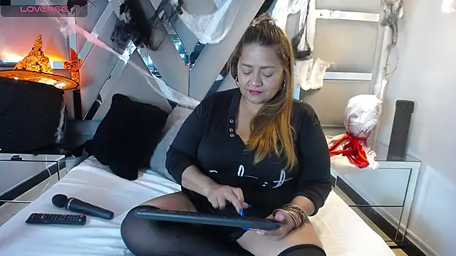 Snapshot of MonzerratBoyer chatting on 10/26/25, 06:25 MonzerratBoyer online show from 10/26/25, 06:25