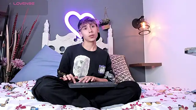 Snapshot of Twinkie_Hung chatting on 09/08/25, 02:16 Twinkie Hung online show from 09/08/25, 02:16