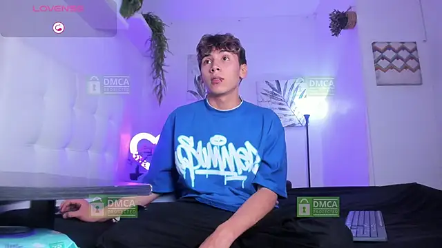 Snapshot of Twinkie_Hung chatting on 11/20/25, 09:03 Twinkie Hung online show from 11/20/25, 09:03