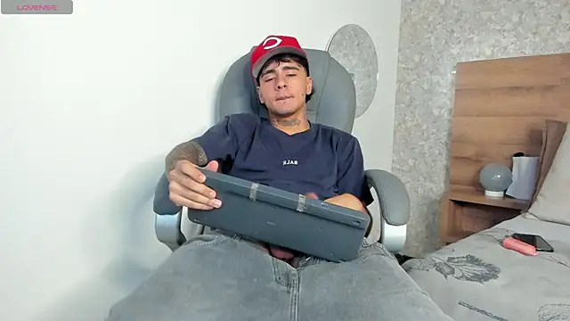 Snapshot of JamesDeker chatting on 10/08/25, 08:39 JamesDeker online show from 10/08/25, 08:39