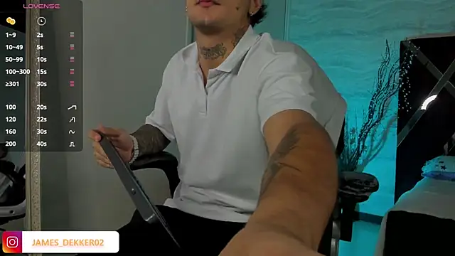 Snapshot of JamesDeker chatting on 10/09/25, 08:18 JamesDeker online show from 10/09/25, 08:18