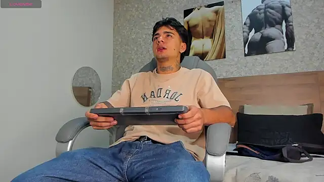 Snapshot of JamesDeker chatting on 10/13/25, 10:10 JamesDeker online show from 10/13/25, 10:10