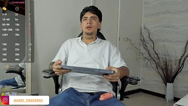 Snapshot of JamesDeker chatting on 10/21/25, 08:20 JamesDeker online show from 10/21/25, 08:20