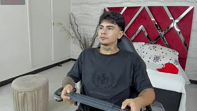 Snapshot of JamesDeker chatting on 10/23/25, 08:07 JamesDeker online show from 10/23/25, 08:07