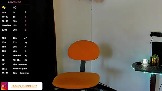 Snapshot of JamesDeker chatting on 11/10/25, 07:57 JamesDeker online show from 11/10/25, 07:57