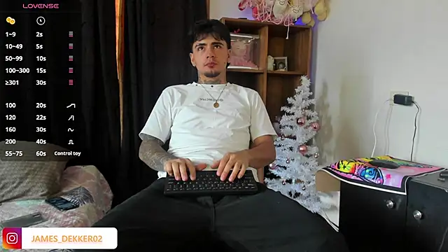 Snapshot of JamesDeker chatting on 11/18/25, 06:56 JamesDeker online show from 11/18/25, 06:56