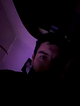 Snapshot of gb7572 chatting on 10/30/25, 04:25 gb7572 online show from 10/30/25, 04:25