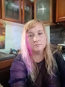 Snapshot of XHelenaX90 chatting on 10/19/25, 12:28 XHelenaX90 online show from 10/19/25, 12:28