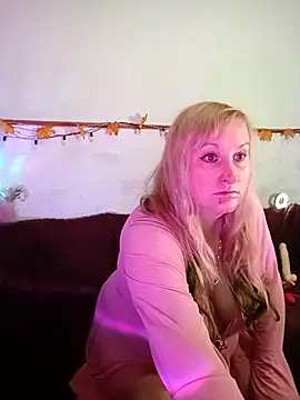 Snapshot of XHelenaX90 chatting on 11/13/25, 08:08 XHelenaX90 online show from 11/13/25, 08:08