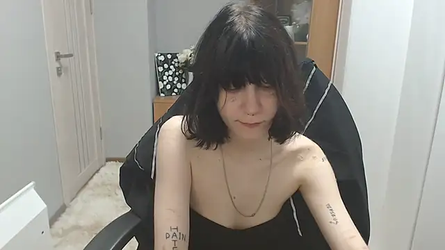 Snapshot of TinaQuiin chatting on 10/24/25, 08:11 TinaQuiin online show from 10/24/25, 08:11