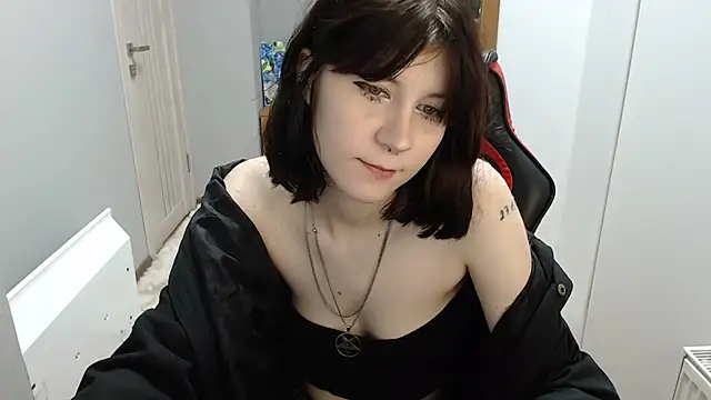 Snapshot of TinaQuiin chatting on 11/18/25, 08:41 TinaQuiin online show from 11/18/25, 08:41