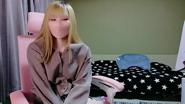 Snapshot of miyu0002 chatting on 11/04/25, 12:04 miyu0002 online show from 11/04/25, 12:04