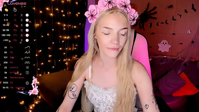 AnyaTaylor  online show from 10/31/25, 02:01