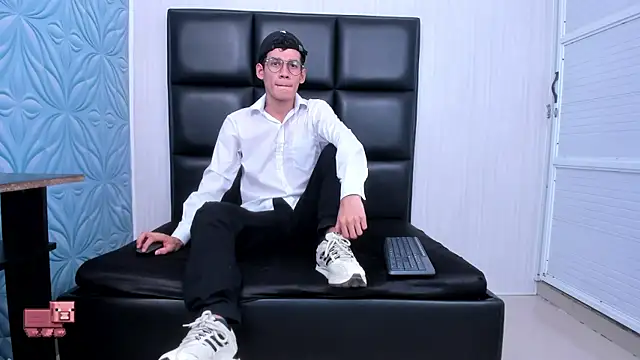 Snapshot of LittleMax23 chatting on 09/23/25, 12:52 LittleMax23 online show from 09/23/25, 12:52