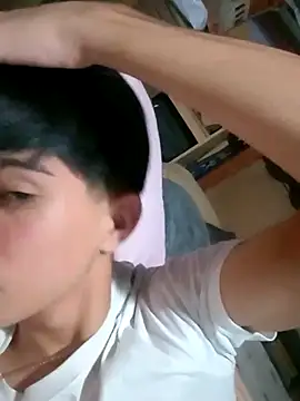 Snapshot of LUISSLEONN0958 chatting on 09/10/25, 06:19 LUISSLEONN0958 online show from 09/10/25, 06:19