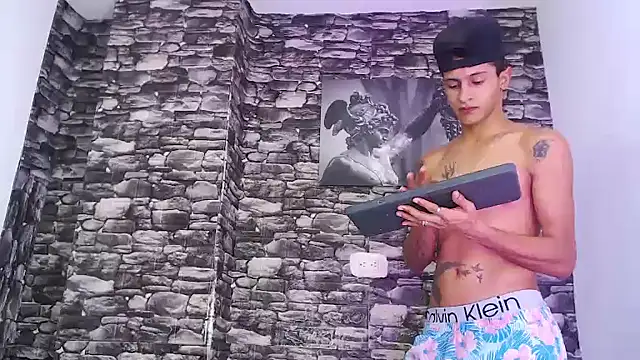 Snapshot of gustavo_saaled19_ chatting on 10/21/25, 10:43 gustavo saaled19 online show from 10/21/25, 10:43