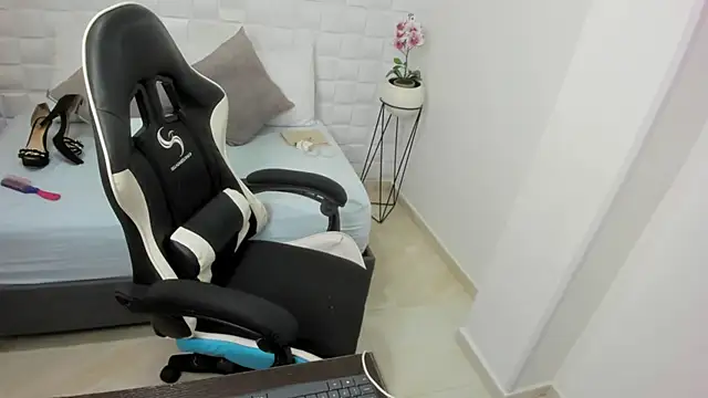 yulitza1025 online show from 10/20/25, 12:16