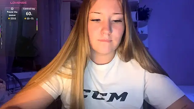 Snapshot of PandaFluff chatting on 10/09/25, 05:00 PandaFluff online show from 10/09/25, 05:00