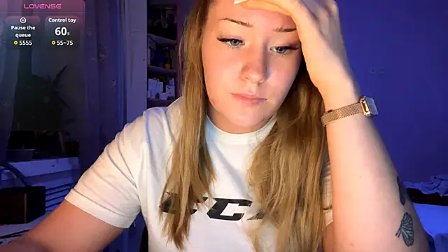 Snapshot of PandaFluff chatting on 10/10/25, 03:55 PandaFluff online show from 10/10/25, 03:55