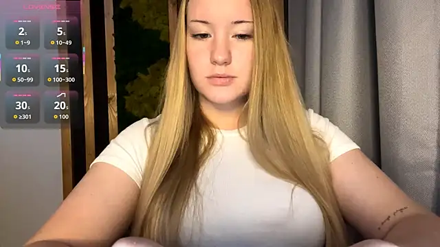 Snapshot of PandaFluff chatting on 10/28/25, 04:42 PandaFluff online show from 10/28/25, 04:42