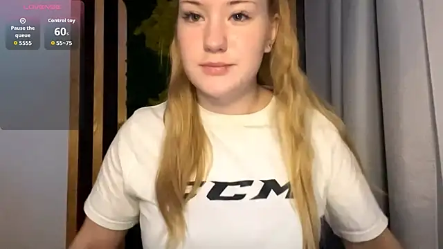 Snapshot of PandaFluff chatting on 10/29/25, 04:20 PandaFluff online show from 10/29/25, 04:20