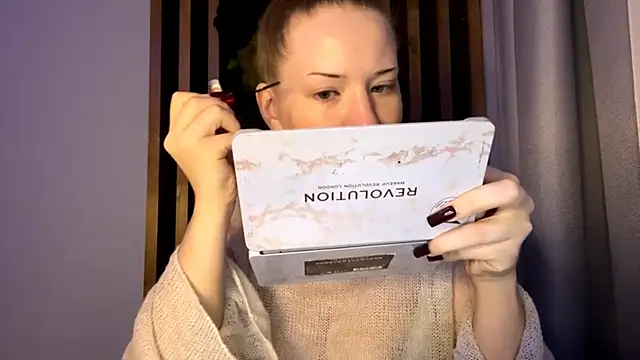 Snapshot of PandaFluff chatting on 11/18/25, 04:11 PandaFluff online show from 11/18/25, 04:11