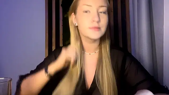 Snapshot of PandaFluff chatting on 11/21/25, 04:05 PandaFluff online show from 11/21/25, 04:05