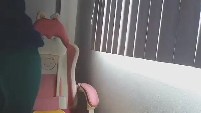 Snapshot of Crystal_Star_ chatting on 10/21/25, 05:02 Crystal Star online show from 10/21/25, 05:02